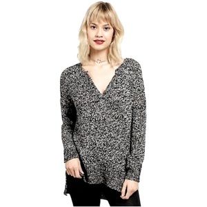 NWT WOMENS VOLCOM KEEPIN COZY SWEATER $15 black/white deep v neck